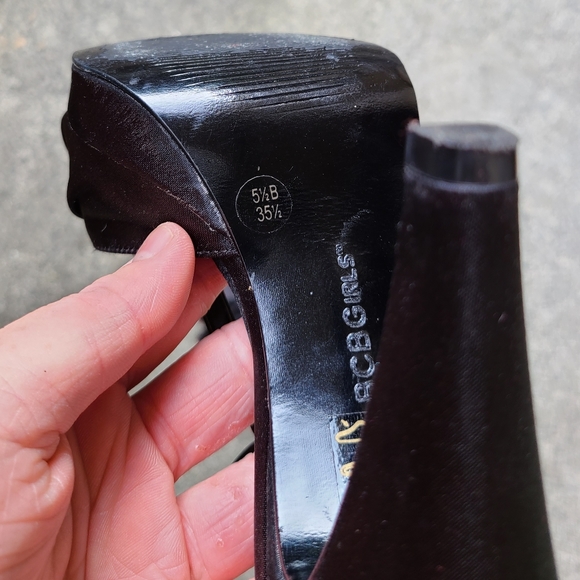 Barely worn BCBG black satin heels - Picture 3 of 4